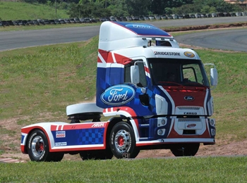 Montado sobre o cavalo-mecânico Ford Cargo 1932, o novo  pace-truck” exibe cabine tunada com vários itens aerodinâmicos